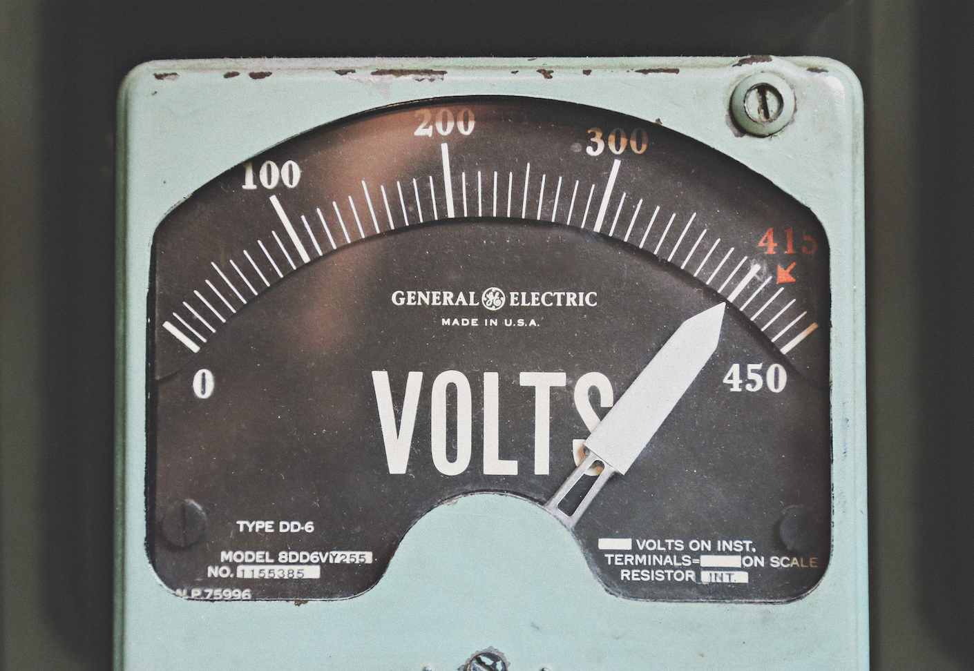 Oldschool voltage meter